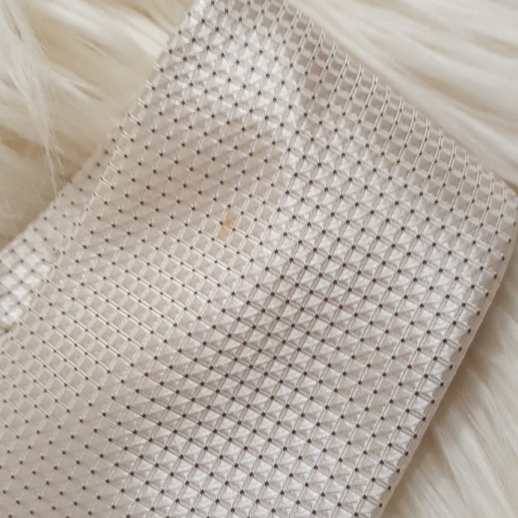 Cream colored tie - Picture 3 of 3